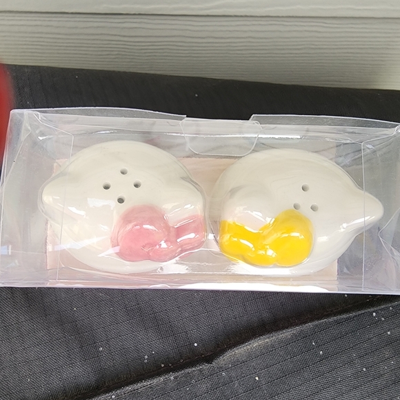 NWT Adorable Cermanic Hello Kitty Salt & Pepper shackers ! - Picture 4 of 5